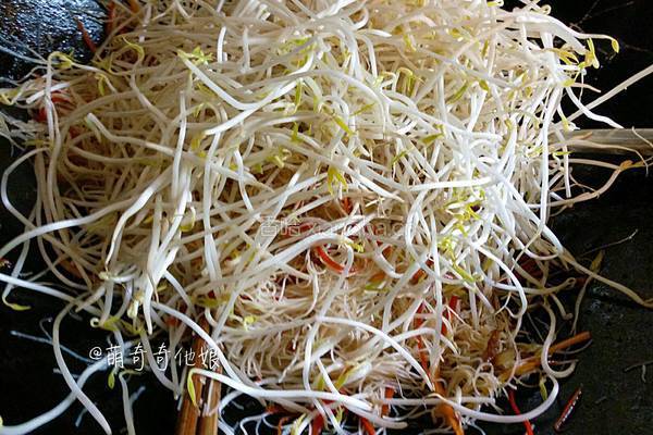 绿豆芽炒面的做法图解13