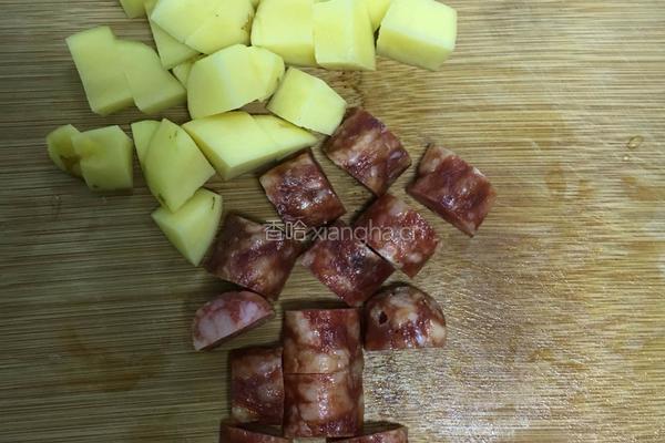 腊肠土豆饭的做法图解1