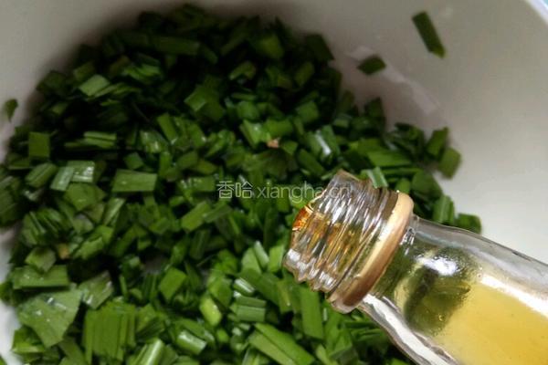 韭菜鸡蛋虾皮饺子的做法图解3