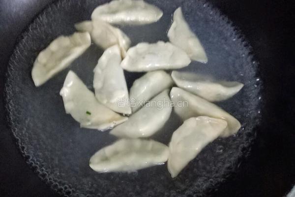 韭菜鸡蛋虾皮饺子的做法图解7