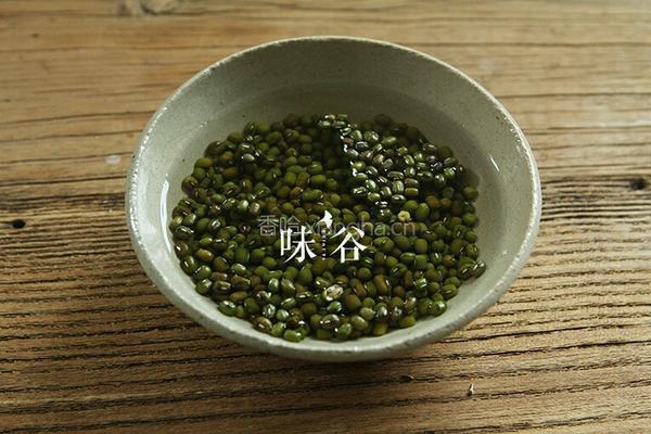 绿豆南瓜汤的做法图解2