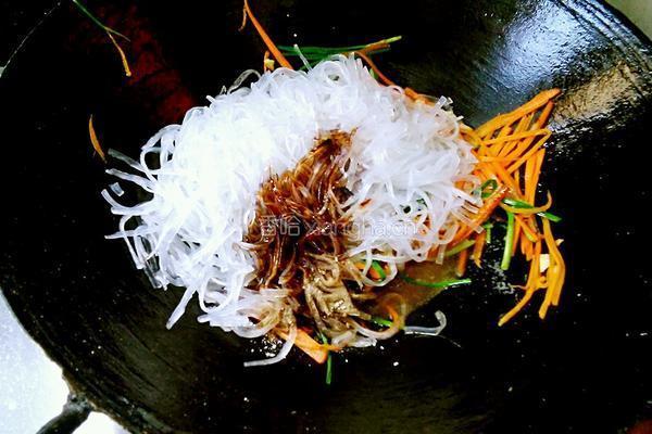 韭菜炒粉条的做法图解9