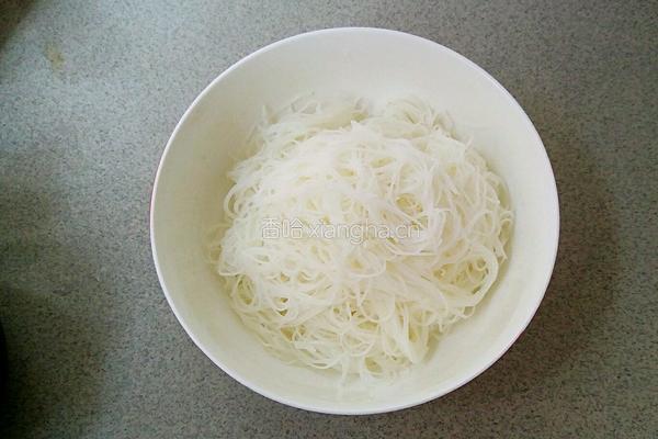 虫草银芽炒粉丝的做法图解3