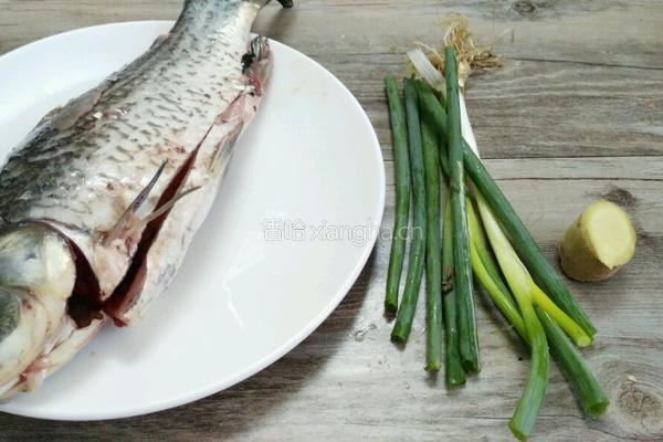 豆腐炖鱼的做法图解1