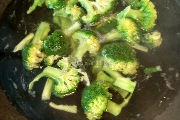 西兰花炒牛肉丸的做法图解4