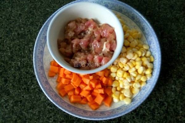 玉米炒肉的做法图解1