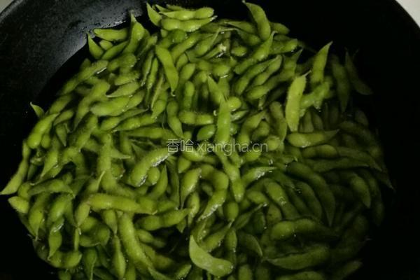 盐水毛豆的做法图解1