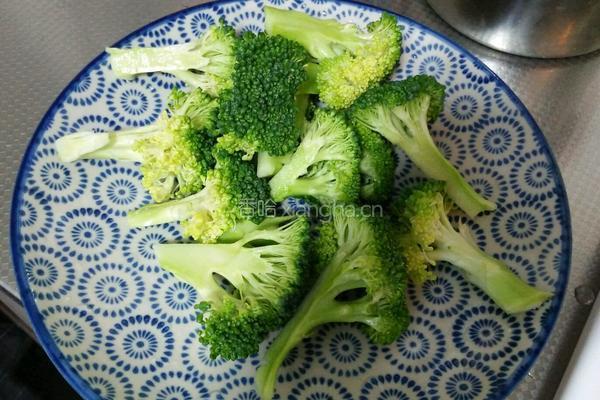 香菇炒西兰花的做法图解2