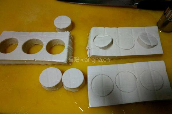 豆腐蒸虾的做法图解1