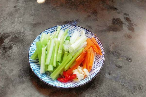 清炒芹菜的做法图解1