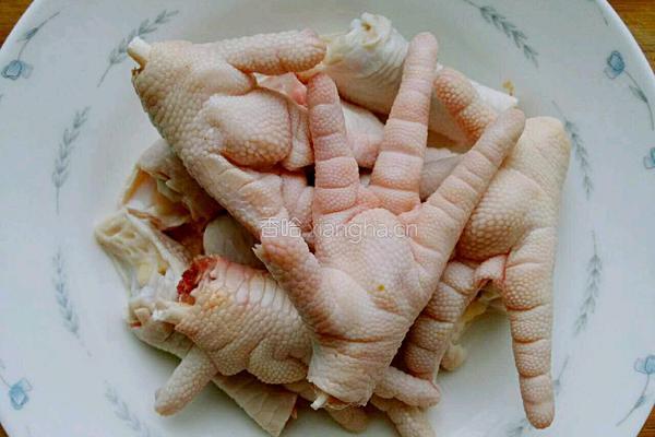 鸡爪炖土豆的做法图解1