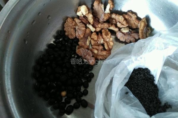黑芝麻核桃黑豆糊的做法图解1