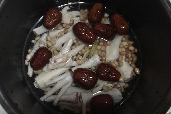 红枣花生煲鸡爪的做法图解3
