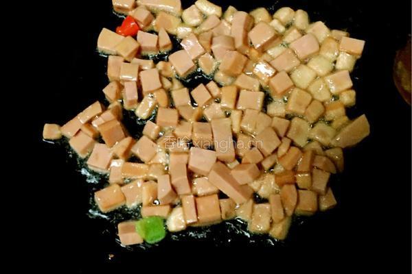 彩色火腿玉米粒的做法图解3