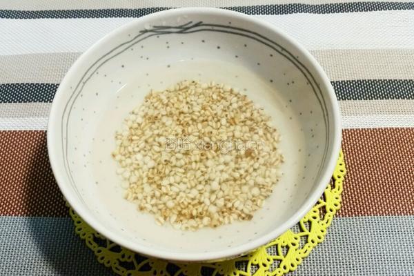 冬瓜薏米猪骨汤的做法图解3