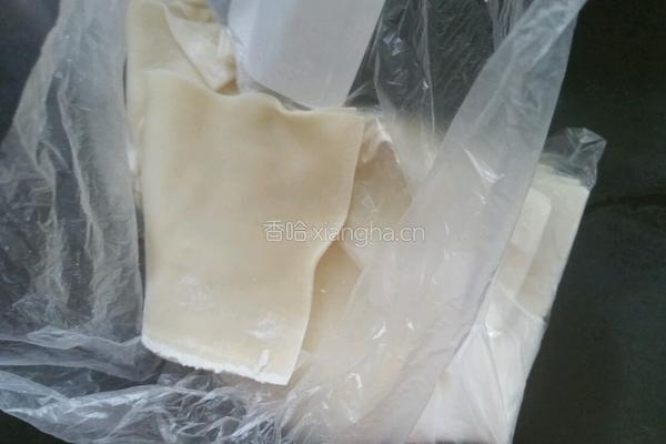 椒盐馄饨皮的做法图解1