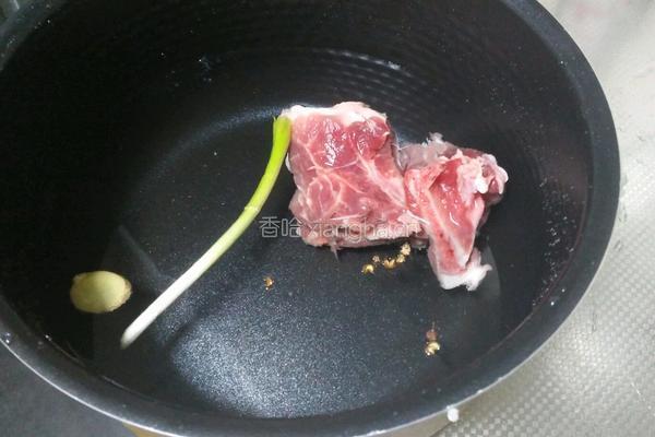 猪骨拉面的做法图解2