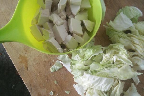 包菜炖豆腐的做法图解1