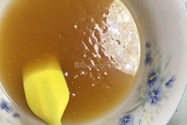 蛋黄莲蓉月饼的做法图解1