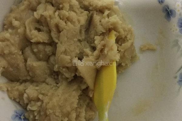 蛋黄莲蓉月饼的做法图解2