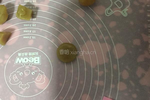 蛋黄莲蓉月饼的做法图解3