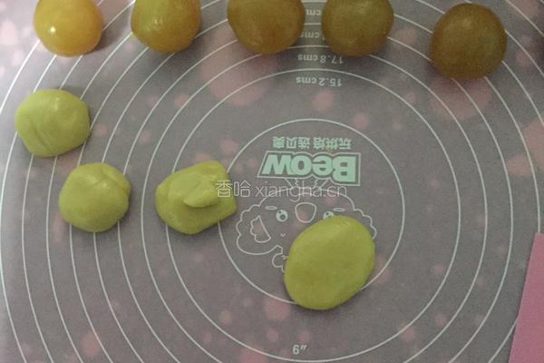 蛋黄莲蓉月饼的做法图解5