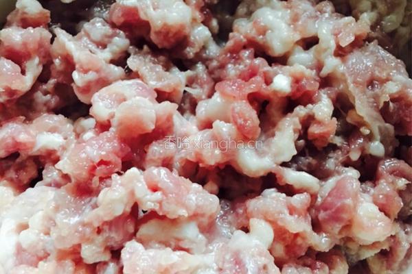 咸蛋姜汁蒸肉饼的做法图解1