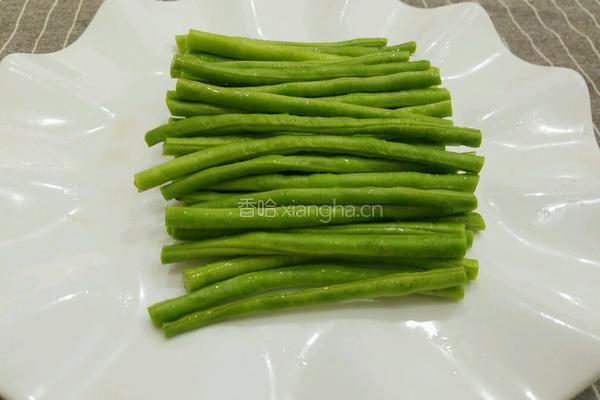 姜汁豇豆的做法图解1