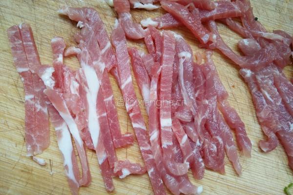 肉丝炒黄秋葵的做法图解2