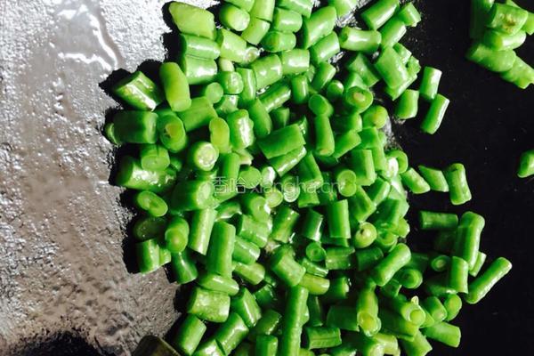 橄榄菜炒豆角的做法图解3