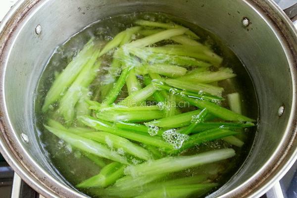 豆干炒芹菜的做法图解5