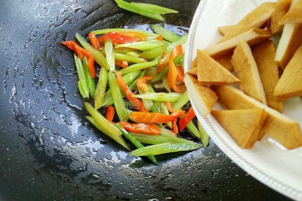 豆干炒芹菜的做法图解10