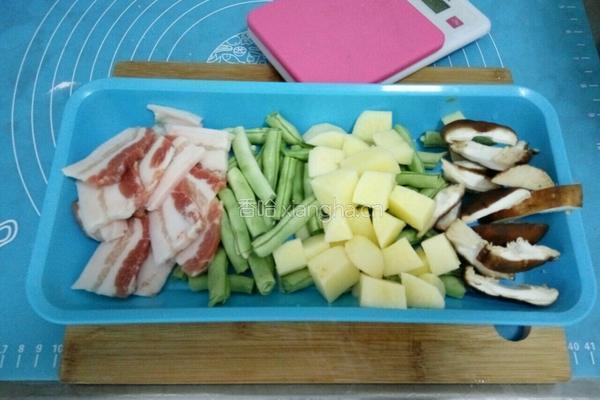 豆角五花肉焖饭的做法图解1