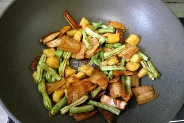 豆角五花肉焖饭的做法图解3