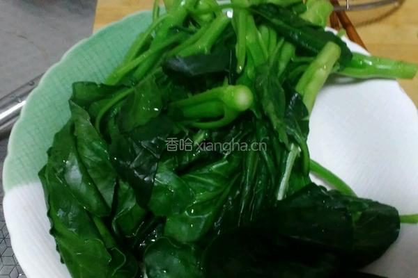 芥蓝炒腊肉的做法图解1