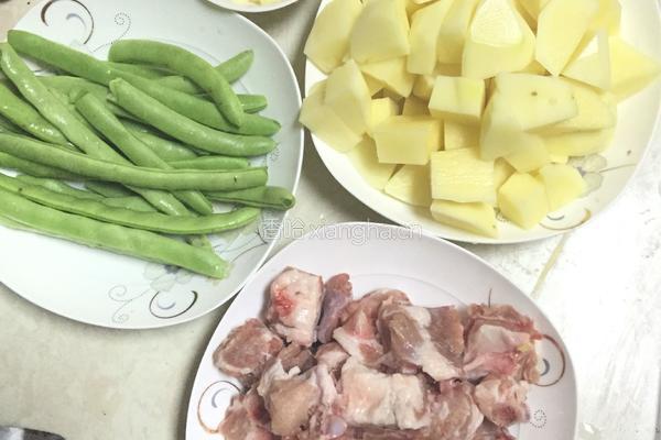 土豆芸豆炖排骨的做法图解1
