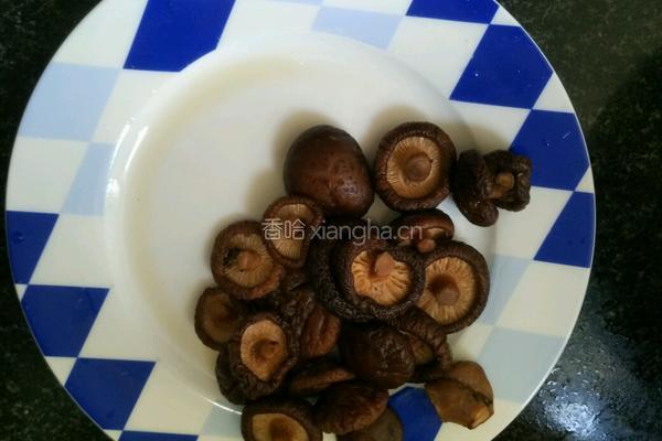 香菇炒油菜的做法图解1