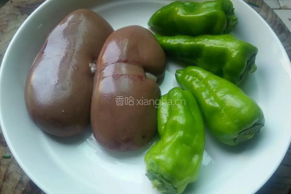 青椒炒猪腰的做法图解1