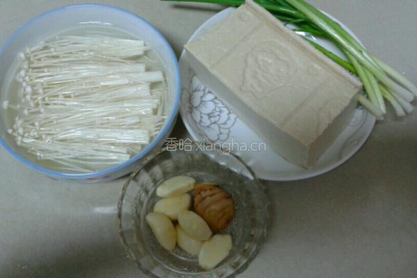 金针菇烧老豆腐的做法图解1
