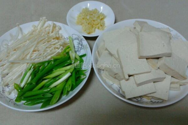 金针菇烧老豆腐的做法图解2