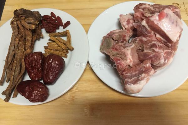 红枣当归排骨汤的做法图解1