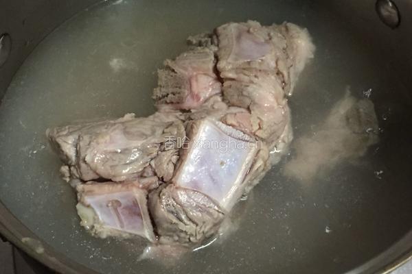 番茄豆腐排骨汤的做法图解1