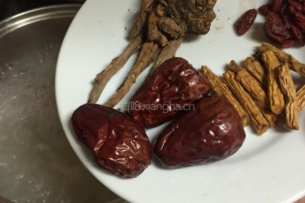 红枣当归排骨汤的做法图解5