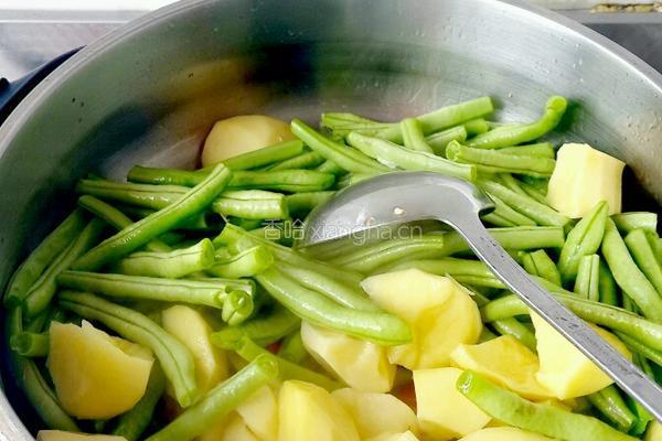 土豆烧四季豆的做法图解3