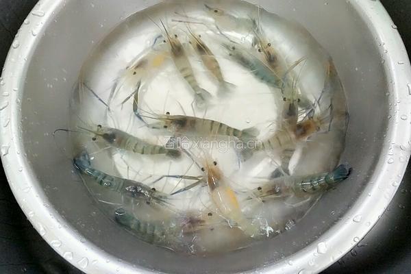蒜香大头虾的做法图解1