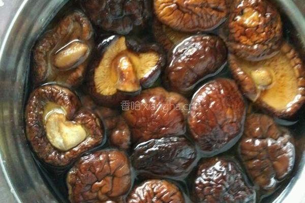 香菇炖鸡的做法图解1
