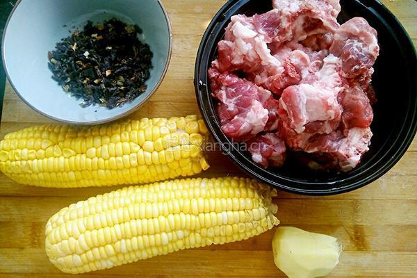 紫菜玉米排骨汤的做法图解1