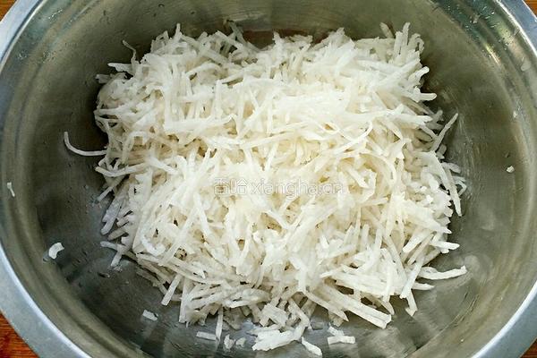 紫甘蓝萝卜丝饼的做法图解1