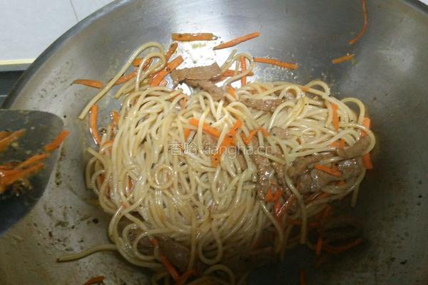 黑椒牛柳炒意面的做法图解12