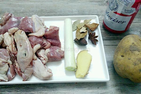 土豆啤酒鸭的做法图解1